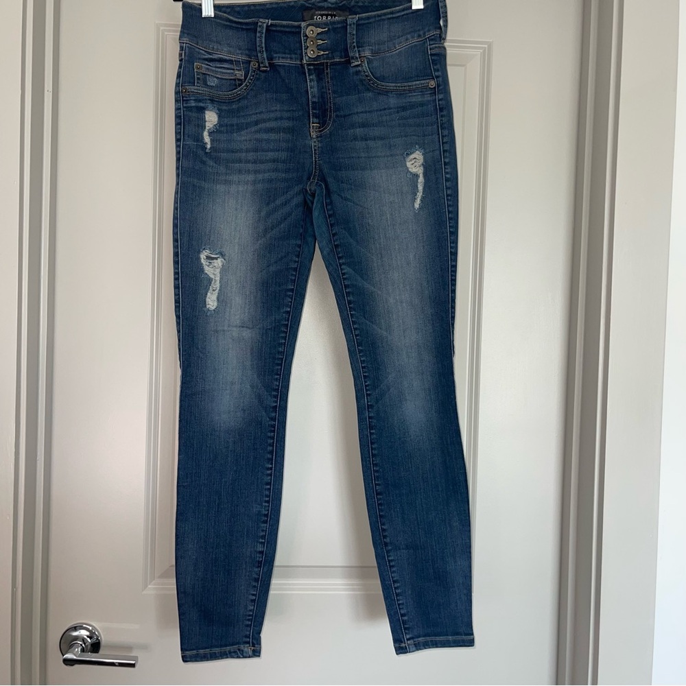 Torrid Premiuim begging skinny distressed comfy stretch and  slimming booty lift